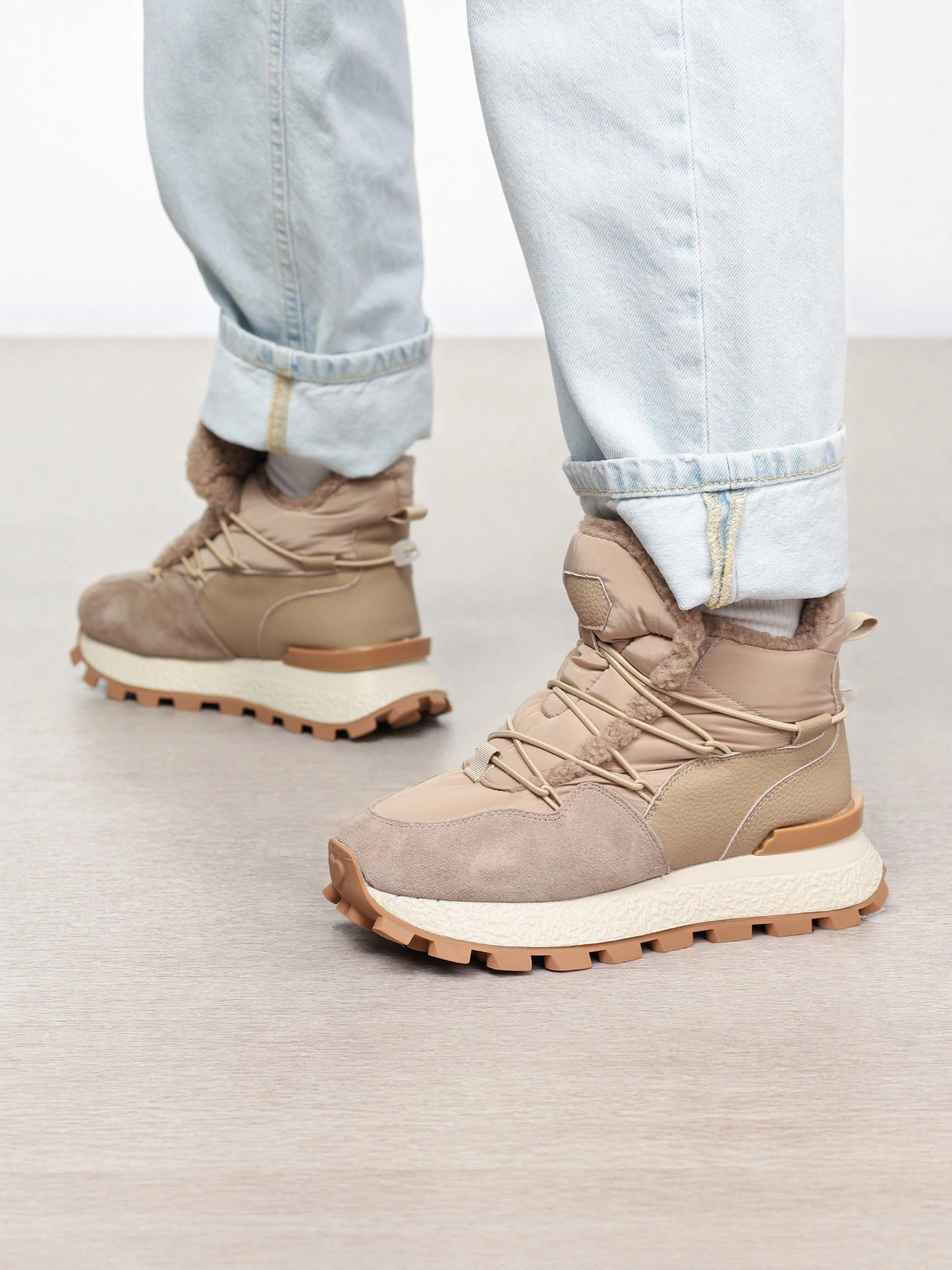 Кроссовки комбинированные бежевого цвета на рельефной подошве